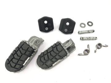 KTM 1050 Adventure [2017] - Prowadzenie podnóżek po lewym i prawym podnóżek