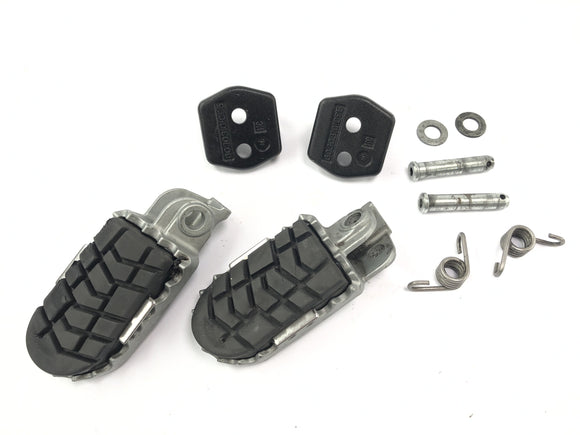 KTM 1050アドベンチャー[2017]  - 左右のフットレストを運転するフットレスト