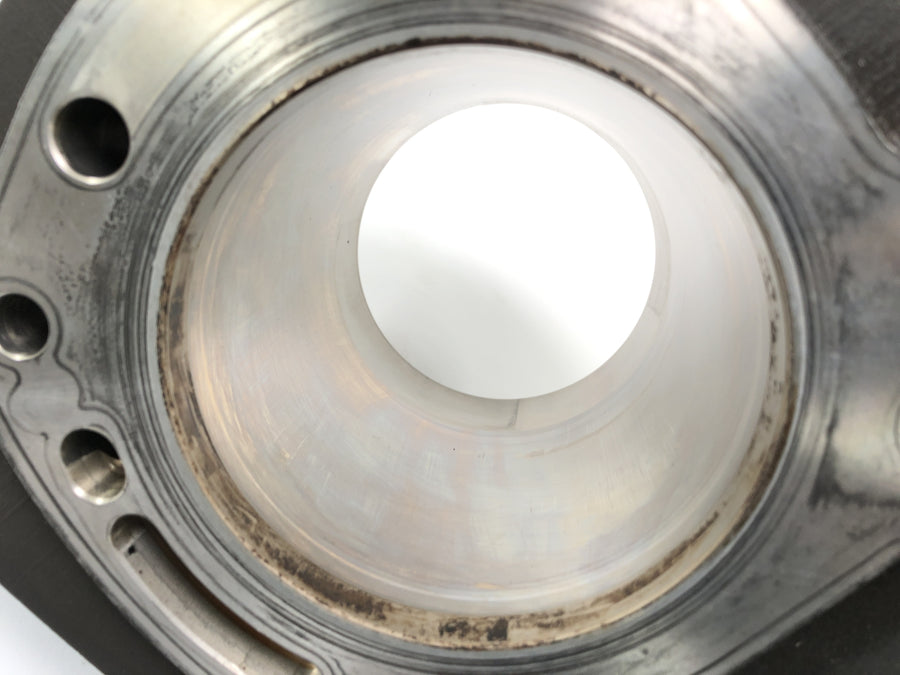 Moto Guzzi Stelvio 1200 4V [2009]  - 右边有活塞的气缸