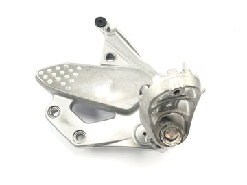 Kawasaki Versys KLE 650 A [2006] - Jalkatuen jalkatuen pidike kuljettajan jalkatuki oikea - 0