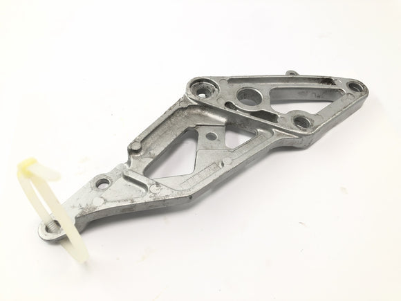 Suzuki GSX-R 1100 W GU75 C [1994] — Держатель пластины подножки справа