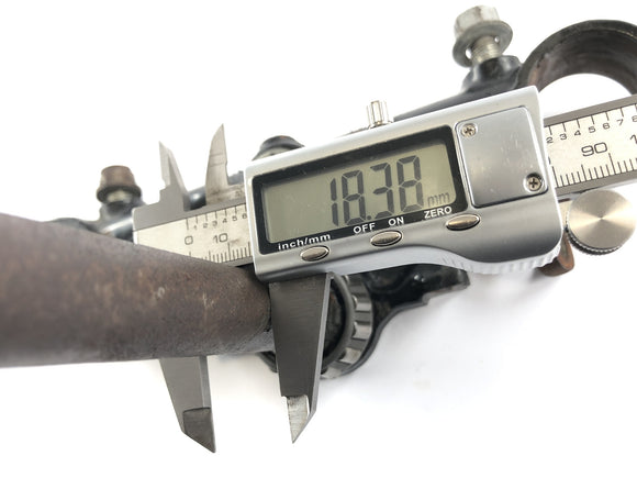 Triumph Bonneville T140V [1976] - Puente de la bifurcación debajo