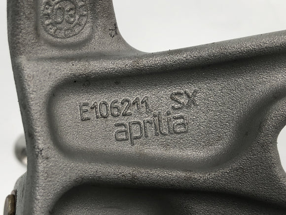 Aprilia RSV 1000 R [2004] - Soziusfußrasten mit Halter Fußrastenanlage hinten links und rechts