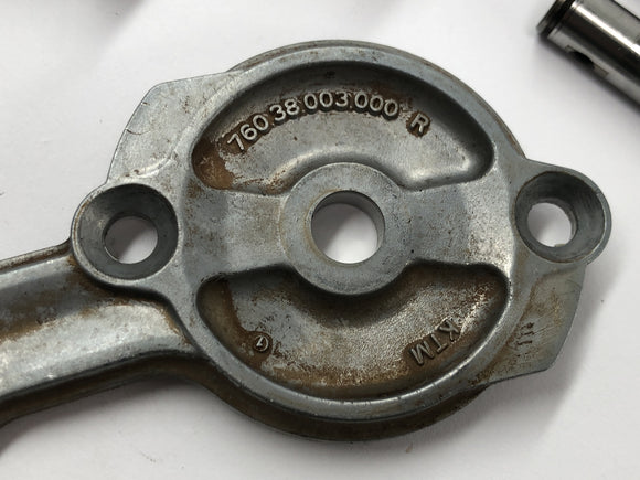 KTM Duke 690 A3 [2012] - Öljypumpun sisemmän roottorin ulomman roottorin pumpun pyörien kansi