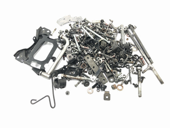 Kawasaki Versys KLE 650 A [2006] - ylijääneet osat ja ruuvit sekoitettu erä