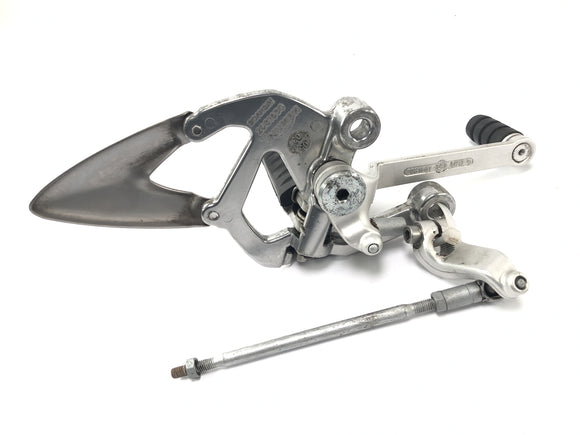 Triumph Sprint St 1050 [2005] -Footresting Systemのドライバーのフットレストフットレミストフットレストプレートのスイッチングペダルとリンケージ