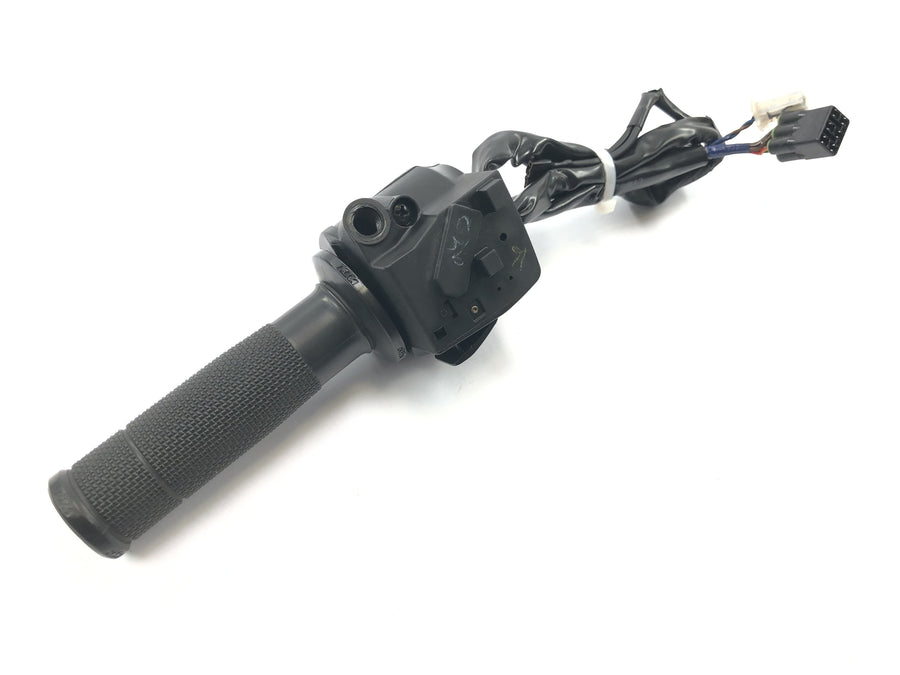 KTM RC 125 [2016] - Kaasukahvan oikeanpuoleisen kytkimen kiinnitys pysäytyskytkimen ohjaustangon kahvayksikkö