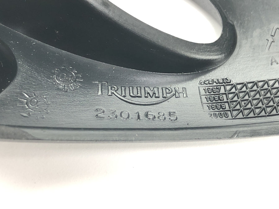 Triumph Tiger 955i 709EN [2003] - Кронштейн индикатора поворота, боковая крышка переднего обтекателя
