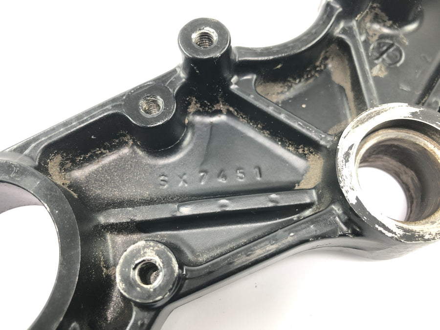 Suzuki GSX R 1100 GU74C [1987] - верхний мост вилки, мост рулевой головки, передний фиксатор