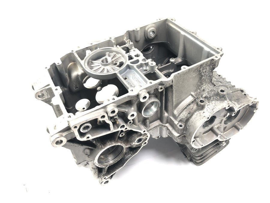 Triumph Thunderbird 900 T309RT [1995] - Moottorilohkon moottorikotelo vuorauksilla ja männillä