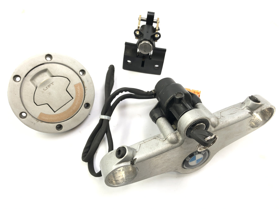 BMW R 1100 S R11S [2005] - Låssmed med gaffelbrygg vid den översta 40 mm tändlåset Tank Lock