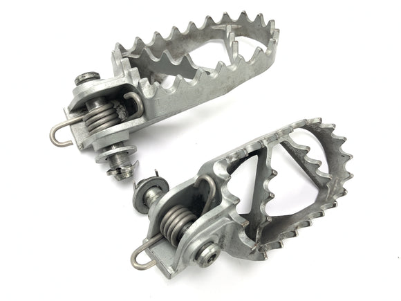 KTM 690 SM Prestige [2007] - подчеркивания водителей на левой и правой