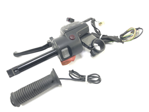 BMW R 1100 S R11S [2005]  - 左側のハンドルバーフィッティングは、ステアリングのハンドルバースイッチとクラッチポンプを備えています