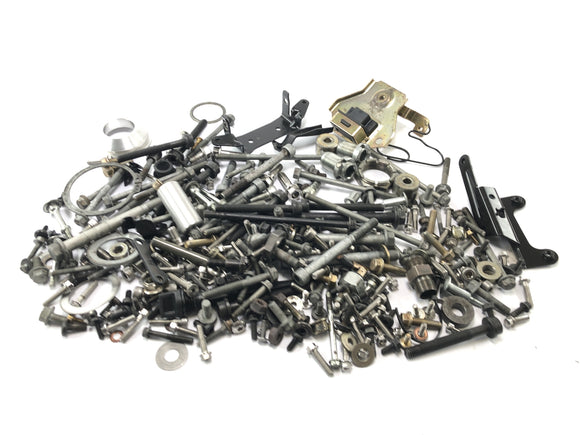 Triumph Sprint St 1050 [2005] - Zbytkové části a šrouby jsou svazek