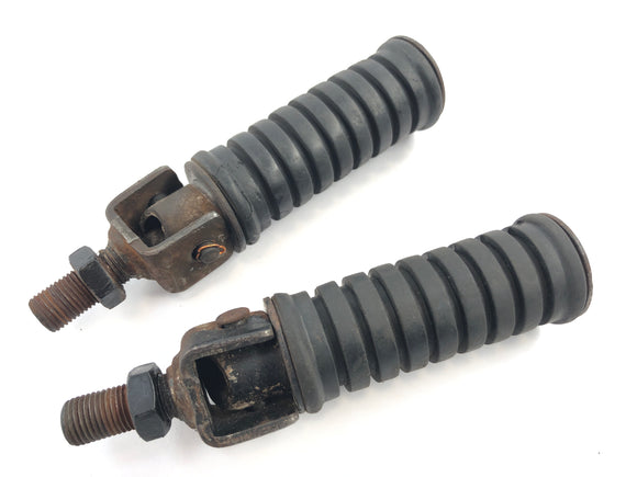 Yamaha XT 550 5Y3 [1982] - dětské nohy vlevo a vpravo