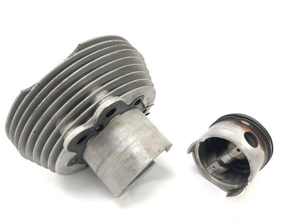 Moto Guzzi V7 Special [1971]  - 右側にピストンが付いたシリンダー