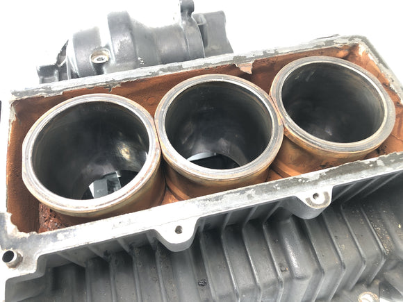 Triumph Daytona 900 T300 [1996] - Motorblock vevhus cylinderblock med kolvar