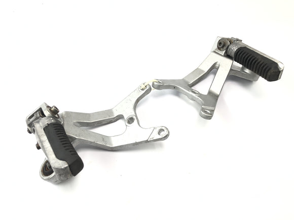 Suzuki GSX-R 1100 W GU75 C [1994] - Система подножек пассажира справа и слева