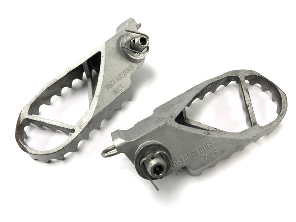 KTM 690 SM Prestige [2007] - подчеркивания водителей на левой и правой