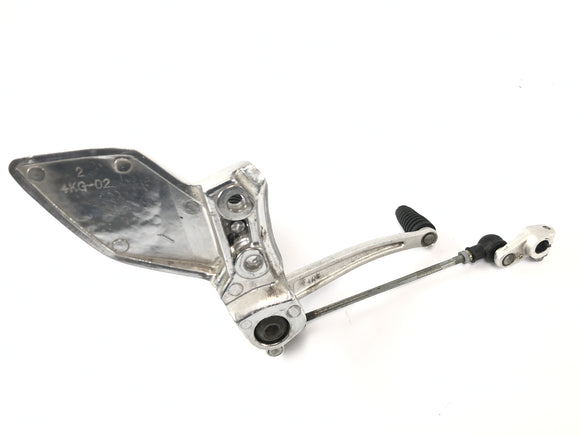 Yamaha XJR 1300 RP06 [2002] — система подставки для левой ноги с педалью переключения передач и рычажным механизмом переключения передач.