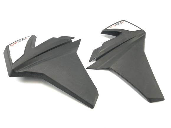 SWM SM 125 R [2018] - Koeler bekleding zijde delen bekleding op de linkeronder plastic