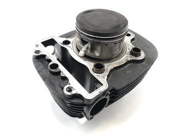 Yamaha XVS 650 Drag Star VM03 [2001] - sylinteri, jonka takana on mäntä