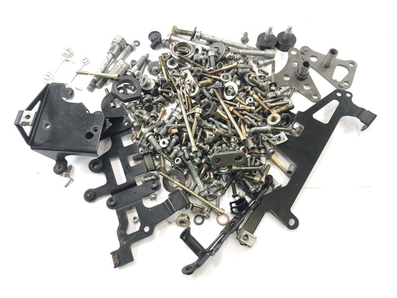 Aprilia RST 1000 Futura [2002] - Jäännösosat ja ruuvit ovat nippuja