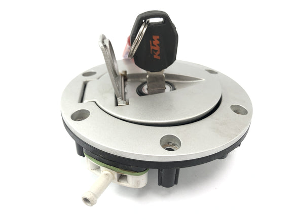 KTM 1050 Adventure [2017] - Zamknięcie pokrywy pokrywki paliwowej