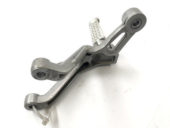 Triumph Daytona 955i T595N [2003] - Soziusfußraste rechts Beifahrerfußraste und Halter