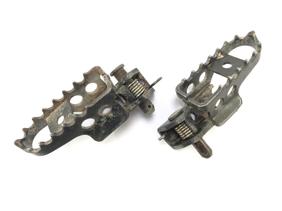 Yamaha DT 125 DE06 [2005] - Förarens fotstöd åt vänster och höger