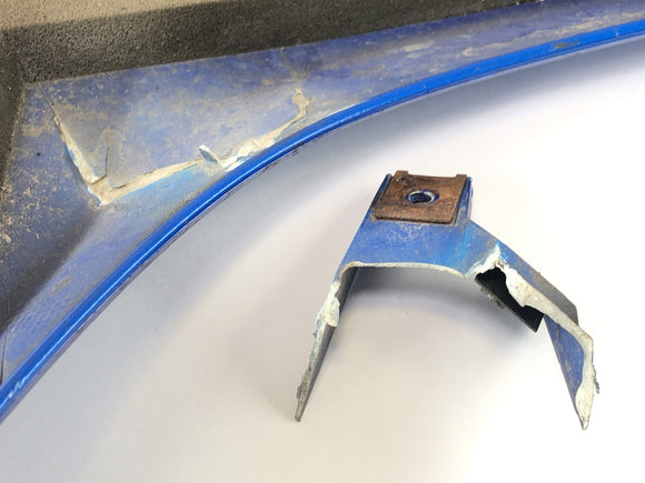 Triumph Sprint St 1050 [2005]  - 左側のサイドクラッディング壊れたブラケットが壊れた