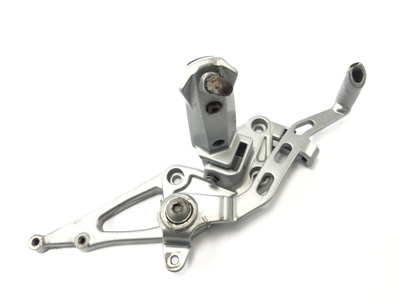 BMW K 1200 GT K12 [2003] - Systém opěrky nohou vpravo s opěrkou nohou řidiče a brzdovým pedálem