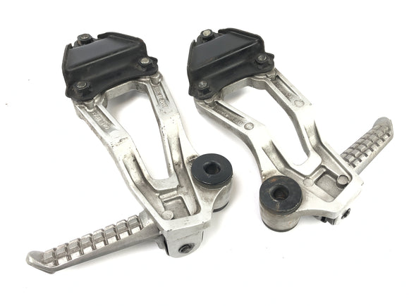 Kawasaki ZX -10 ZXT00B [1990] - footrest facility socius footrests on the left and right