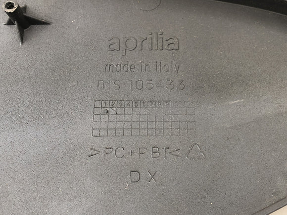 Aprilia RST 1000 Futura [2002] - Zijgekleding aan de linkerkant van het zijkantpaneel