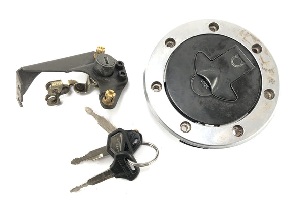 Kawasaki ZR7 ZR750F [1999] - Polttoainekannen polttoainekorkki.