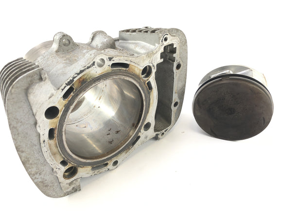 Kawasaki VN -15 VNT50A [1989] - Sylinteri, jonka takana on mäntä