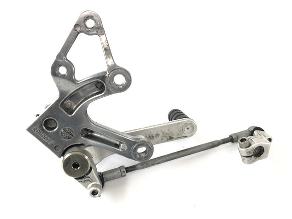 Triumph Speed Triple 1050 515NJ [2007] - Poggiapiedi sinistro con pedale del cambio e tiranteria del cambio