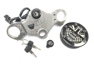 Triumph Sprint St 1050 [2005]  - トップタンクロックのフォークブリッジでロックセット