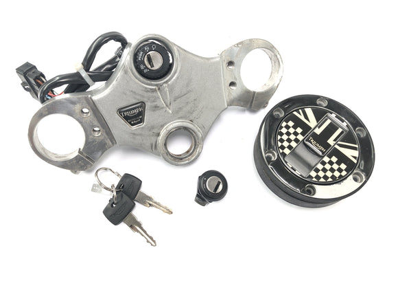 Triumph Sprint St 1050 [2005]  - トップタンクロックのフォークブリッジでロックセット