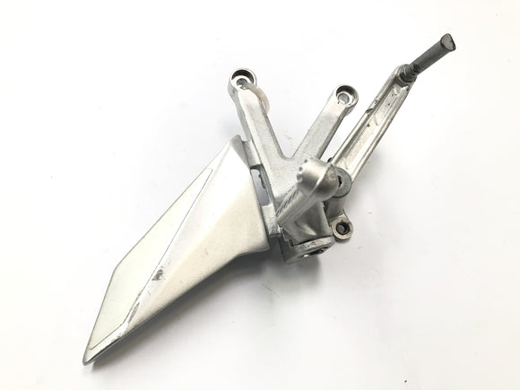 Aprilia Rst 1000 Futura [2002] - Bestuurders voetsteun rijpen aan de rechterkant met rempedaal