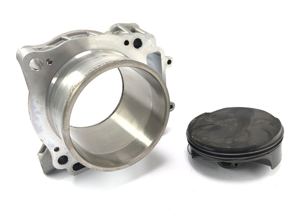 KTM 1050 Adventure [2017] - Cylinder z tłokami z tyłu