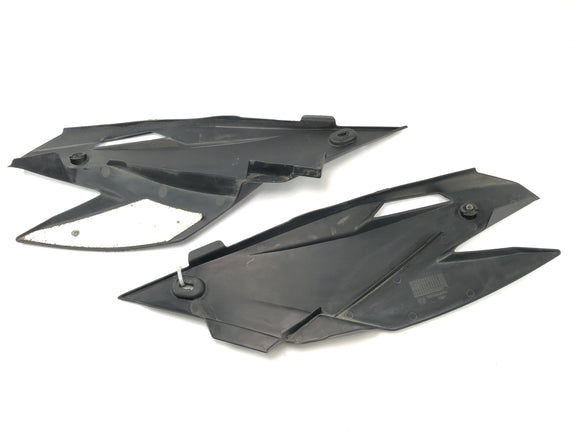 SWM SM 125 R [2018] - revêtir à l'arrière du côté des pièces de revêtement sur l'ensemble gauche et droit