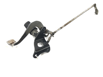 Yamaha XVS 650 Drag Star VM03 [2001] - Kuljettajan jalkainen oikealla jarrupolkimella ja kehyksellä