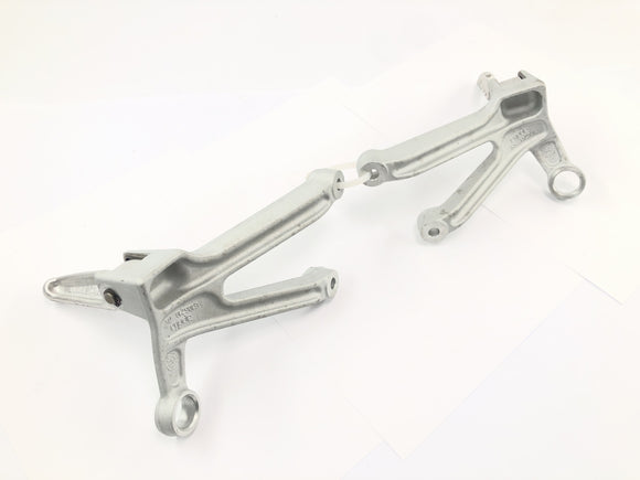 Aprilia RSV 1000 R [2004] - Soziusfußrasten mit Halter Fußrastenanlage hinten links und rechts