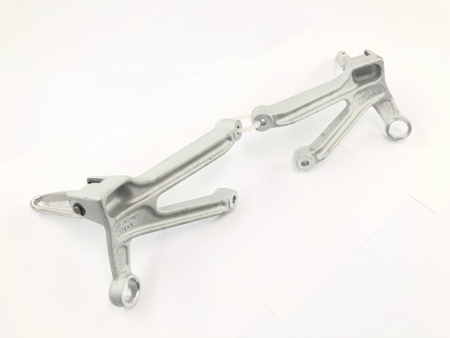 Aprilia RSV 1000 R [2004] - Apoios para os pés do passageiro com suporte do sistema de apoio para os pés traseiro esquerdo e direito