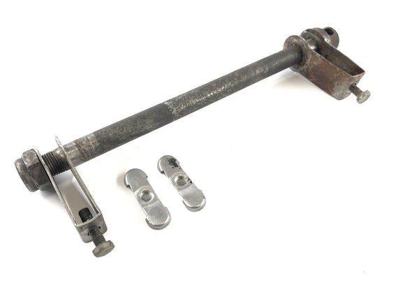 Triumph Bonneville T140V [1976] - Eje del eje trasero con tensor de cadena