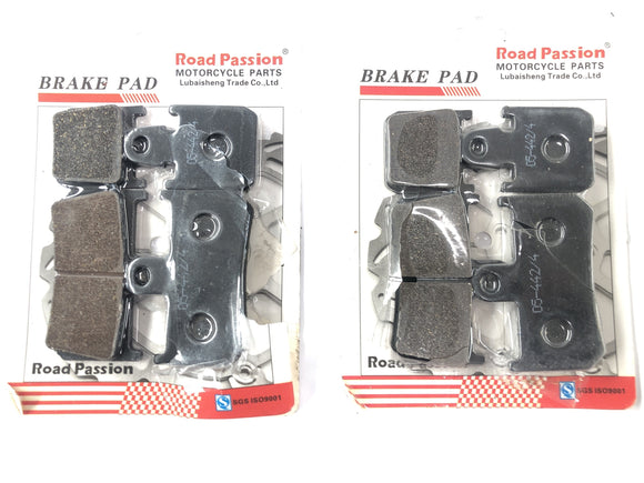 Yamaha YZF R1 RN01 [1998] - тормозные прокладки установлены спереди и сзади