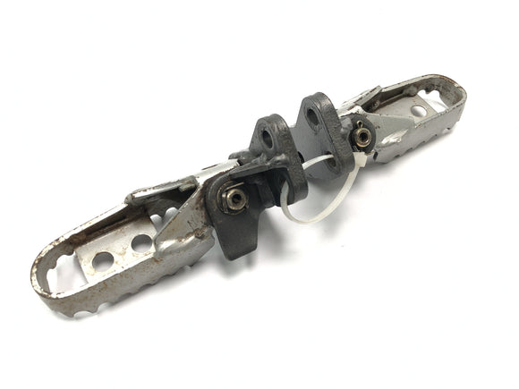 Husqvarna TE 610 E Dual H7 [1999] - Zestaw podnóżków kierowcy z mechanizmem sprężynowym