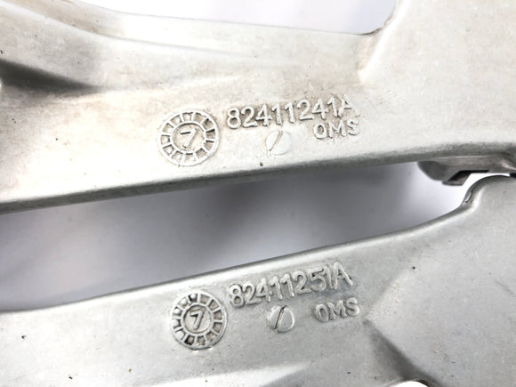 Ducati 1098 S H7 [2009] - dětské nohy vlevo a vpravo s držitelem