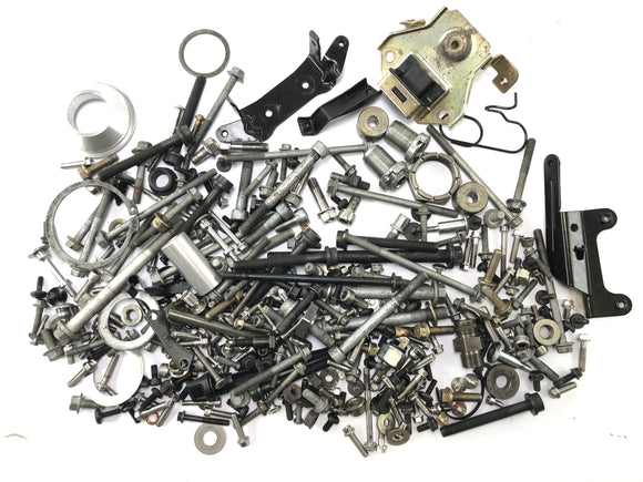 Triumph Sprint St 1050 [2005] - Zbytkové části a šrouby jsou svazek